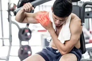 Man experiencing shoulder pain after workout at Physio-Medicine London.